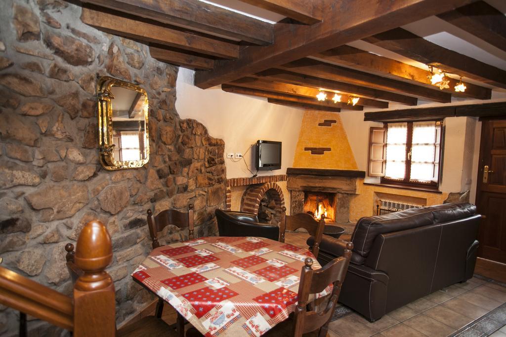 El Cabanon De Pimiango Guest House Ruang foto